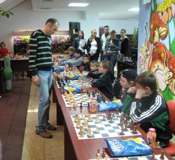 Simultan de şah în Orăşelul Copiilor